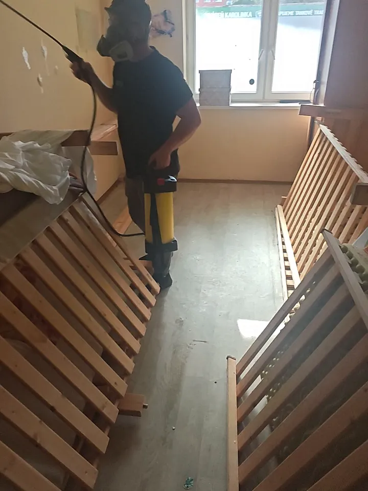 Postrek izby v ubytovni proti plošticiam