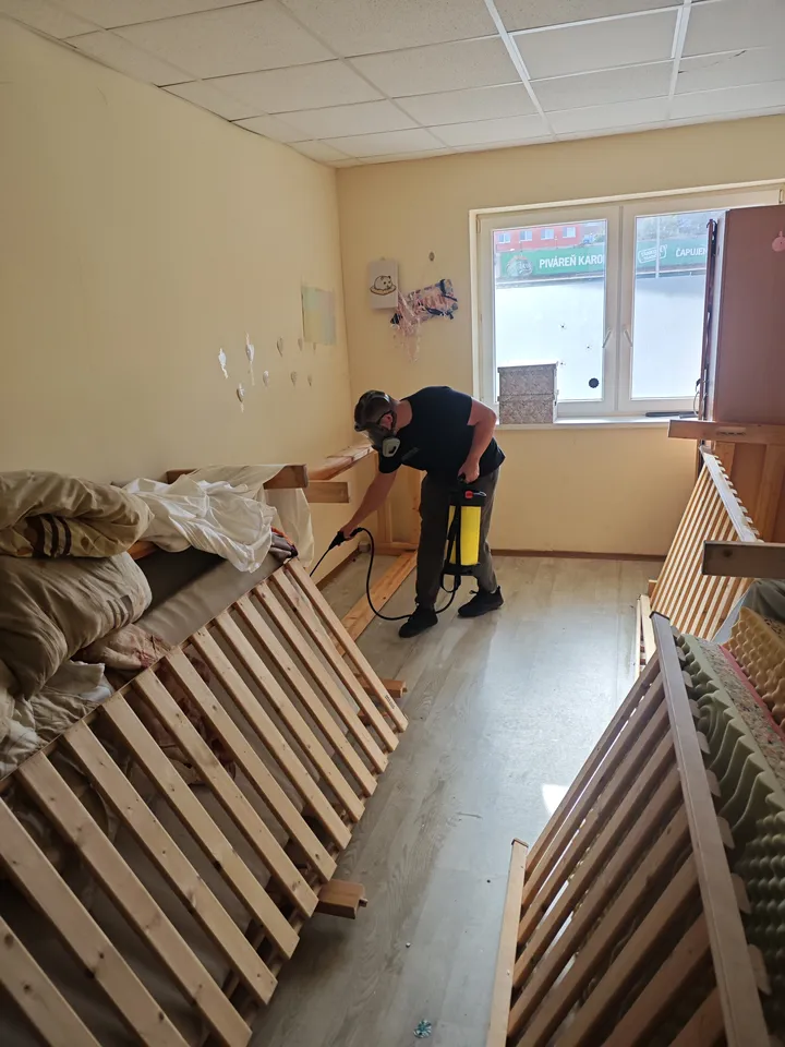 Technik DDD Profi strieka izbu v ubytovni s rozobratými posteľami
