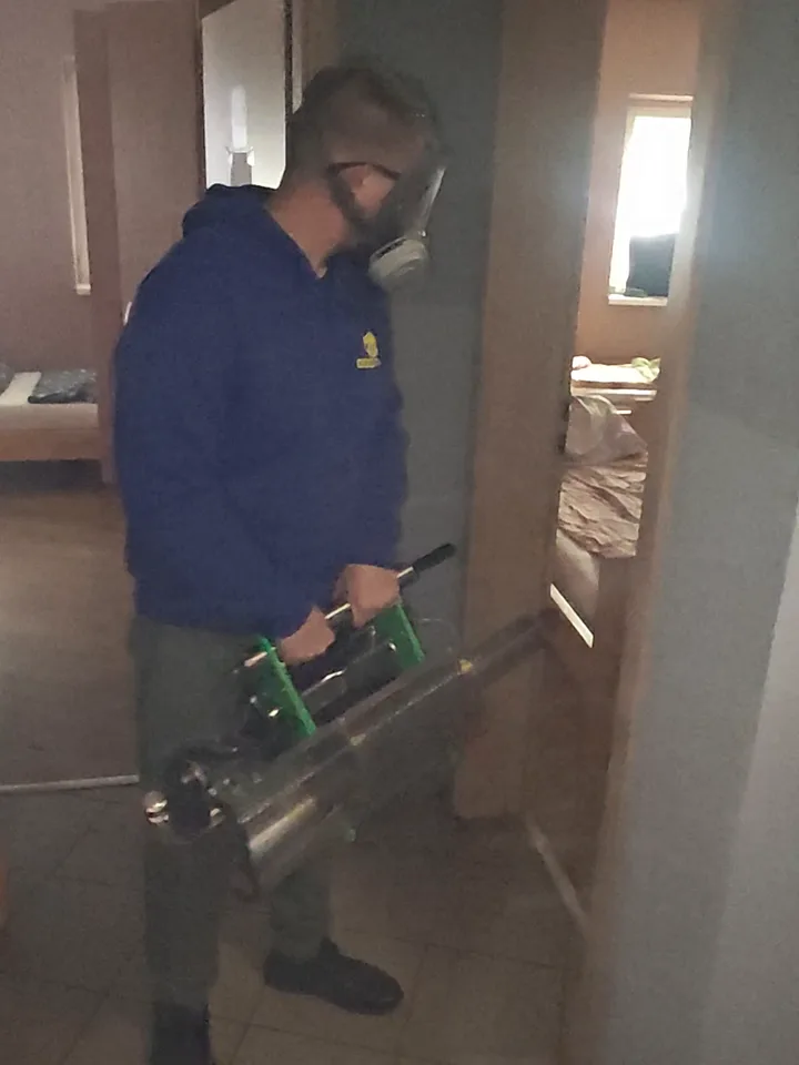 Hmla zo zahmlovača preniká do izby